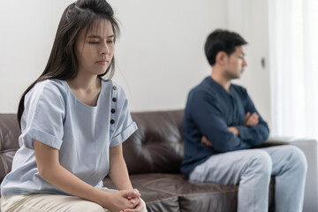 Obraz premium Divorce and quarrels. couples are desperate and disappointed after marriage. Husband and wife are sad, upset and frustrated after quarrels. distrust, love problems, betrayals. family problem.