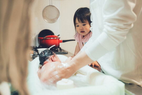 沐浴を見守る小さなお姉ちゃん