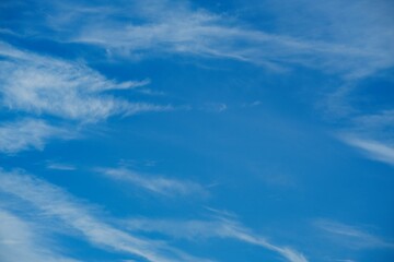 Obraz premium 冬の澄んだ青空と広がる雲