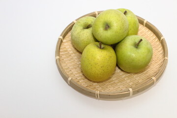 かごいっぱいの緑色のりんご、秋の恵みを食卓に。
