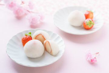 春の和菓子「いちご大福」と桜