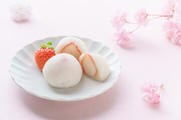 春の和菓子「いちご大福」と桜