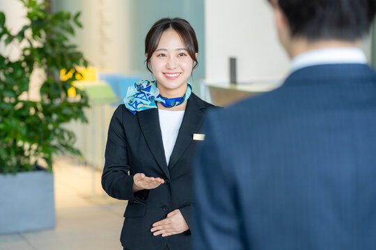 受付の若い女性【撮影協力:スカパー東京メディアセンター】	