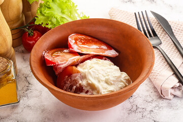 Salad with sliced tomato and stracciatella