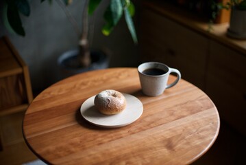 朝ごはんのベーグルとコーヒー