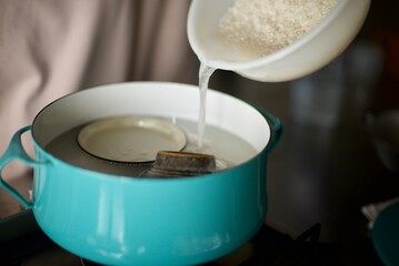 陶器の茶碗の目止めをしているところ