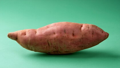 ナチュラルなグリーンの背景に、春の甘みを感じるスイートポテトを配置した温かみのあるデザイン
