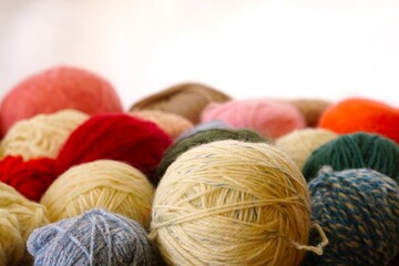 カラフルな沢山の編物用の毛糸
