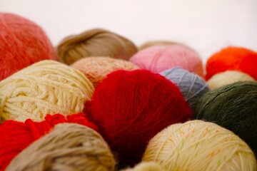 カラフルな沢山の編物用の毛糸