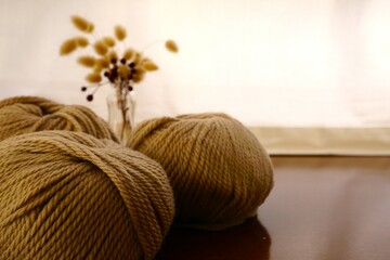 温かみのある編物用の毛糸と編棒