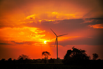Obraz premium wind turbines at sunset