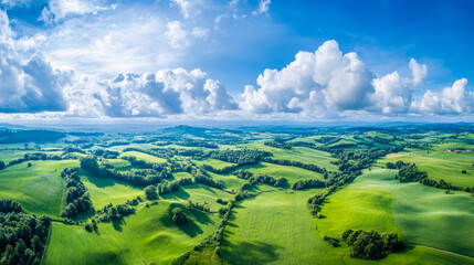 Obraz premium Serene Green Hills Under a Cloudy Sky