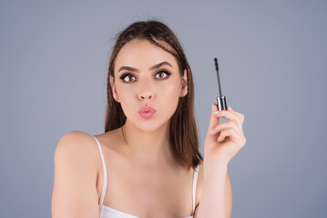 Obraz premium Female model shaping brown eyebrows. Woman eye with beautiful eyebrows. Perfect shaped brow, eyelashes with brow gel brush. Paint eyebrows.