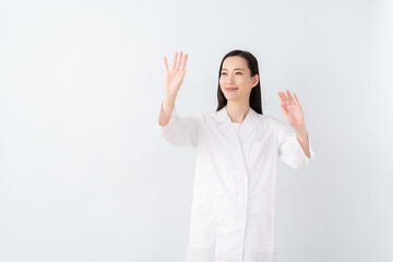 白バックの若い女性の医者