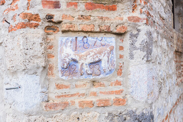 Naklejka premium Historical Marker on a Brick Wall