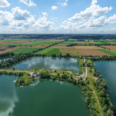Blick auf die Naherholungs-Landschaft der Kiesweiher im schw&auml;bischen Donauried