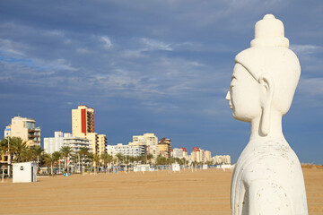 buda blanco estatua en la arena de la playa de gandía con chiringuito  4M0A7054-as25