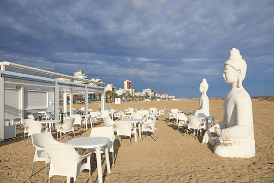 playa de gand&iacute;a con chiringuito y budas blancos en la arena 4M0A7042-as25