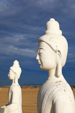 budas blancos estatuas en la arena de la playa de gand&iacute;a con chiringuito  4M0A7091-as25