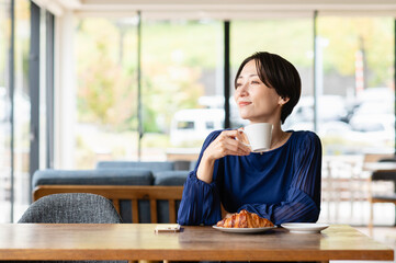 カフェで食事するミドルの女性