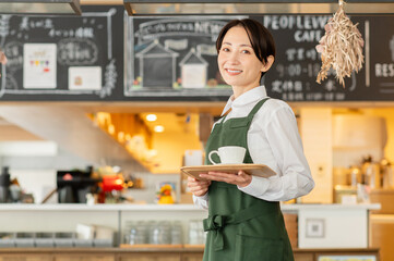 カフェで働くミドルの女性店員