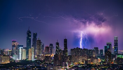 Obraz premium A breathtaking spectacle unfolds as a powerful lightning storm electrifies the night sky over a sprawling cityscape, casting an eerie yet mesmerizing purple glow.