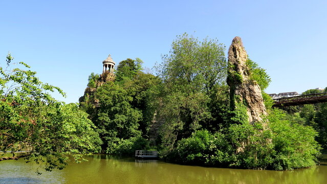 Le temple de la Sybille des Buttes Chaumont  Parc des Buttes Chaumont. Paris. France.