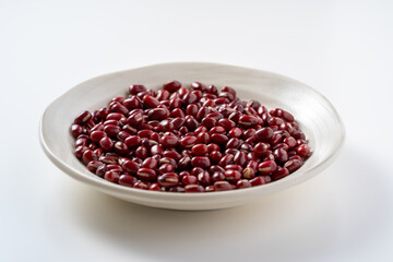 白い皿に盛られた小豆