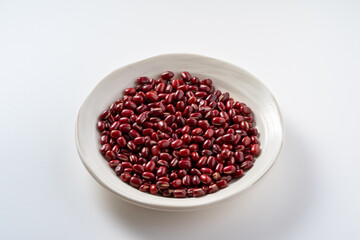 白い皿に盛られた小豆