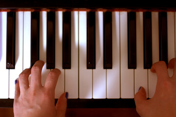 トイカメラ風の鍵盤を弾く手