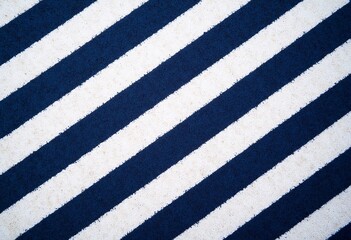 抽象的な幾何学模様のストライプ：紺色のアクセントが付いた青と白の壁紙 [ちゅうしょうてき きかがくもよう ストライプ こんいろ アクセント つ あお しろ かべがみ]
