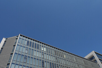 Obraz premium オフィスビルと青空