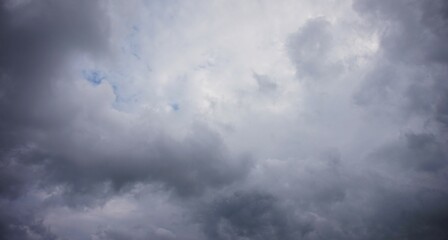 the sky is cloudy with thick black clouds, a sign that it will rain