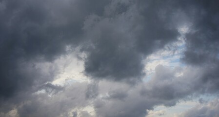 the sky is cloudy with thick black clouds, a sign that it will rain