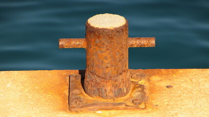 amarre de barco en el puerto. amarre seguro, anclar, hierro oxidado, fondo de pantalla, fondo de escritorio, provincia de Girona, Gerona, estable, estabilidad