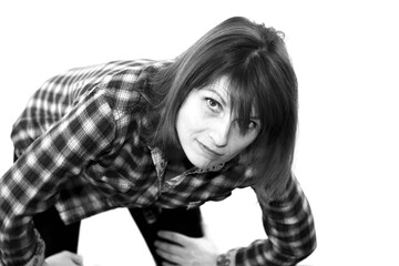 Schwarz-Weiß-Porträt einer Frau mit ausdrucksstarker Mimik, und Gestik, im karierten Hemd,...