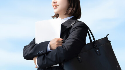 青空と就活生・新入社員の若い女性