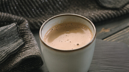 Frühlingshafter Chai-Latte mit Schokolade