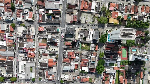 Vis&atilde;o a&eacute;rea de um bairro residencial em Mogi das Cruzes, mostrando ruas tranquilas, casas e a organiza&ccedil;&atilde;o urbana da cidade