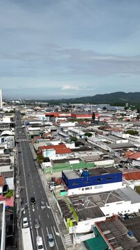Vis&atilde;o a&eacute;rea vertical da Avenida Ipiranga, localizada na cidade de Mogi das Cruzes, SP, Brasil, mostrando o tr&aacute;fego de ve&iacute;culos e a paisagem urbana da regi&atilde;o