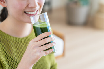 青汁を飲む若い女性