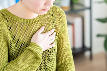 胸が痛い若い女性