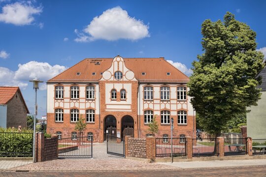 k&ouml;nnern, deutschland - altes schulgeb&auml;ude in der altstadt