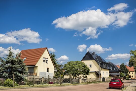 k&ouml;nnern, deutschland - wohnsiedlung mit einfamilienh&auml;usern vor blauem himmel