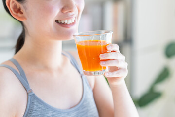 野菜ジュースを飲む若い女性