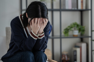リビングで悩む若い女性