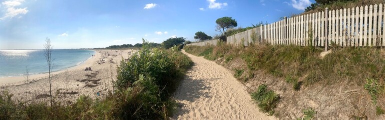 Le long de la c&ocirc;te &agrave; Combrit Sainte-Marine en Bretagne Cornouaille Finist&egrave;re France	
