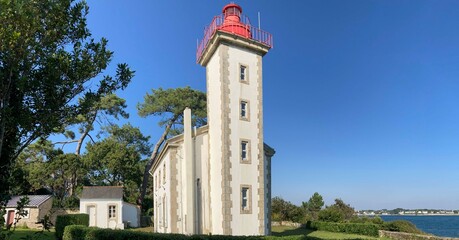 Le phare de Combrit Sainte-Marine au long de la côte en Bretagne Cornouaille Finistère France	