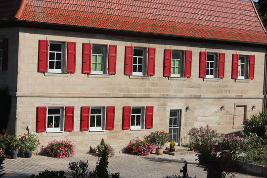 sch&ouml;nes saniertes Wohnhaus mit roten Fensterl&auml;den
