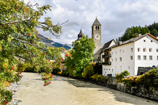 Susch, Dorf, Engadin, Unterengadin, Inn, Fluss, Kirche, Alpen, Fl&uuml;elapass, Passstrasse, Bergstrasse, Wanderweg, via Engiadina, Herbst, Inntal, Herbstfarben, Herbstwanderung, Graub&uuml;nden, Schweiz
